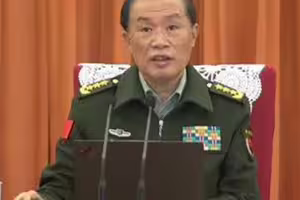 何衛東被抓了? 習近平軍方嫡系傳「被帶走」 這軍方巨頭「背坐不送」藐視習 何衛東被抓了? 習近平軍方嫡系傳「被帶走」 這軍方巨頭「背坐不送」藐視習