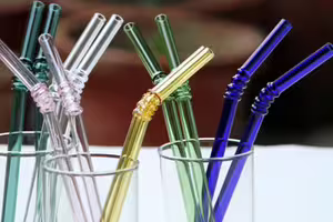 她用玻璃吸管喝水 2小時後「口吐鮮血」動手術!淚揭恐怖原因 她用玻璃吸管喝水 2小時後「口吐鮮血」動手術!淚揭恐怖原因