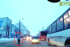 俄羅斯男子撞上公車後，還繼續到公司上班:「戰鬥民族是人類嗎?」