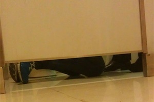 網友在百貨公司地下男廁發現兩人共擠一間情景，其中一人跪姿，不知道在做什麼？