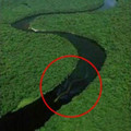 視頻：神秘蛟龍現身？從飛機上拍到長達30公尺的蛟龍出沒河中…