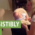 正餵寶寶吃飯的媽媽被電視吸引住了，寶寶為得到注意竟這樣做?!網友看了全萌翻!!
