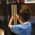 7歲小孩調皮地在電梯裡亂按樓層鍵，媽媽的「懲罰方式」竟然讓乘客最後都笑容滿面地走出電梯！