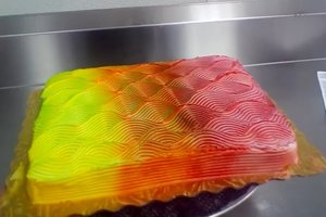 這個普通到不行到彩色蛋糕，沒想到當它一旋轉起來的時候竟然這麼吸睛，太美了吧!