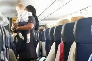 空姐萬米高空抱寶寶，其中隱情讓數萬網友熱鬧討論