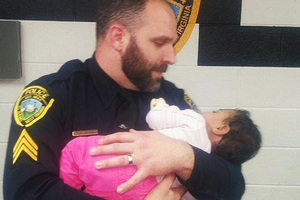 警察在洗手間救下一名嬰兒，她手里拿的東西讓他大吃一驚