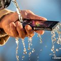 日系手機為什麼要防水？原來是因為日本人會這樣用手機！