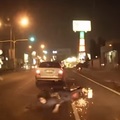 男騎車載女友，突然兩人摔車了，沒想到這時女友瞬間做了這「狠事」？！