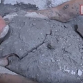他想試試「泡在水泥裡面」會發生什麼事，結果當水泥開始凝固後...！