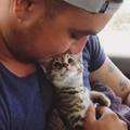 男子救下小貓，第一次眼神接觸時，這畫面瞬間感動千萬人！