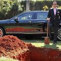 富豪將埋葬自己的1500萬豪車，引起無數人關注，但最後他說的話不得不讓大家佩服他。