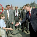 28年前，美國總統里根訪問蘇聯時他偽裝成攝影師！從來就不是照片主角的他如今的身份令人震驚…！