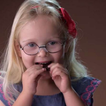 這個小女孩超興奮地一口咬下黑巧克力後…她一臉「上當了」的表情讓人笑到都覺得內疚了！
