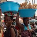 非洲女人愛將東西頂在頭上，目的竟是為了防晒