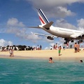 世界最危險海灘：飛機「擦着」頭皮過，遊客隨時可能被吸入海水中