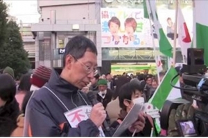 我們不孤單！日本人上街挺台灣，布條上的暖心標語讓台灣網友眼眶濕了...