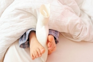 明明躺在溫暖的被窩裡，腳卻一直發冷睡不著嗎？那是因為你的身體已經出現「這個問題」了！6招教你瞬間暖腳！