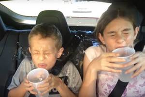 如何禁止孩子在車上飲食？ 天才老爸想出這方法太妙了 !