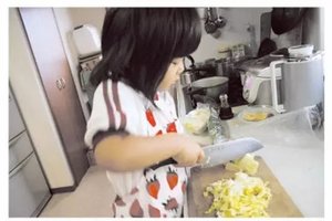 母親逼4歲女兒每天拿刀做菜 原因感動無數人