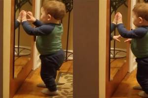 萌！美國媽媽拍兒子看鏡子模樣下一秒畫面出乎意料
