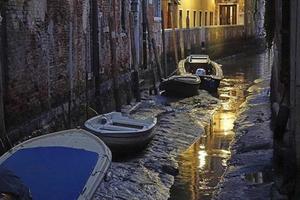 「水城」威尼斯發生「旱災」！「水城」變「泥巴城」！