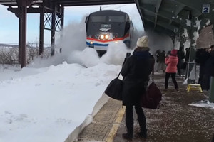 開始覺得有趣 瞬間變成慘叫！紐約小鎮火車進站釀「雪暴」
