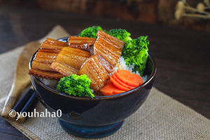 香甜紅燒鰻魚飯 ! 這碗飯味道香甜鮮美，外面吃一份老貴了，做法很簡單，幾下就搞定