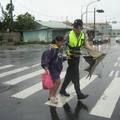 警察暴風大雨無阻! 他一張照片讓人哭了