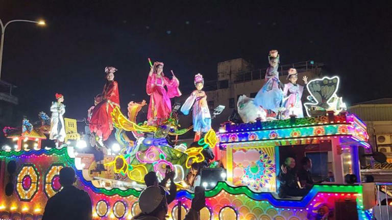 台版迪士尼花車現身萬華 民眾驚呼太值得 仙童撒滿天禮物