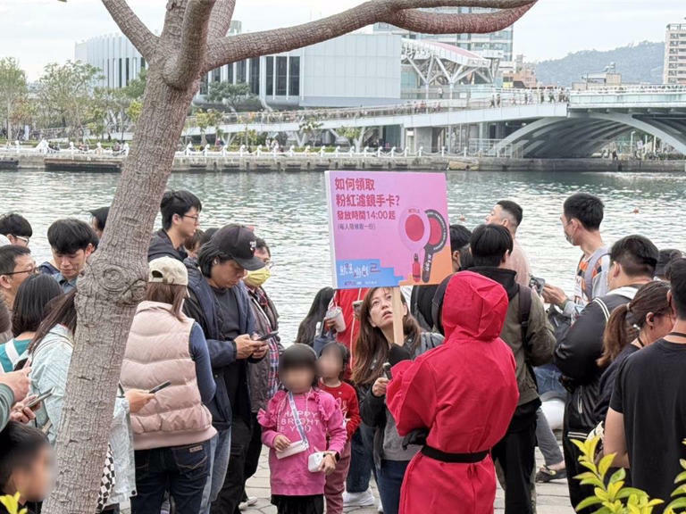 主辦單位安排「粉紅守衛」在現場，吸引民眾目光。（紀爰攝）