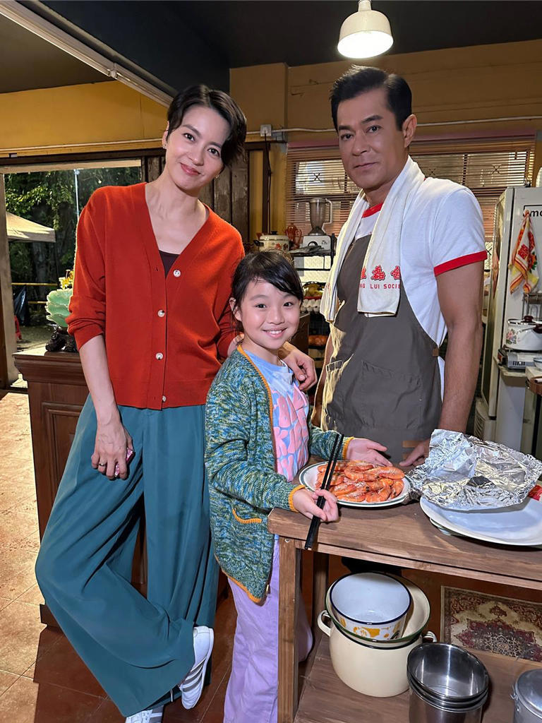 梁詠琪(左)與古天樂(右)時隔10年再度扮演夫妻,中間為王尹菁。(華映提供) 梁詠琪(左)與古天樂(右)時隔10年再度扮演夫妻,中間為王尹菁。(華映提供)