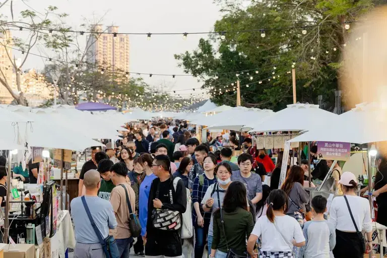 「高雄潮玩祭」現場有近百攤的特色市集。   圖：高雄市觀光局/提供