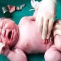 孕婦順產男寶回病房，突然渾身冷的發抖，護士掀開被子嚇得腿發軟