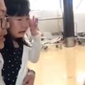 印尼幫傭姐姐要回家，小女孩在機場哭著送行，短短一句挽留話讓人忍不住眼眶紅了！