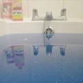 風靡日本網友的「在銀河系泡澡」神奇體驗，原來只要用一個東西就能在浴缸創造出自己的小宇宙！