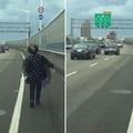 這位失智阿嬤誤闖高速公路走在路肩上，後方駕駛「這樣護送」她等到警察來才離去！