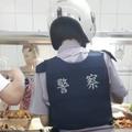 正義魔人PO照質疑「警察怎麼可以穿制服買便當」，新北警神回「先擔心你的雞腿吧」嗆爆！  