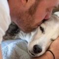 第一隻養的狗狗癌末需要安樂死，主人心碎回「再見了，我的女兒」跟牠吻別…