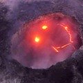 攝影師從空中俯拍夏威夷最活躍的火山，卻發現火山不僅「露出微笑」而且還看起來非常開心！ 火山笑了？！