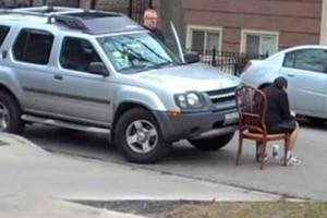 白目車主「把車停在入口處」就跑去買咖啡，回來後就發現鄰居帶著這些東西坐在車前面…這招太神了！