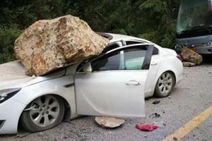 父母帶12歲女兒出遊卻遇到「地震落石砸車」，父親臨死前「忍痛打破車窗」拯救孩子…