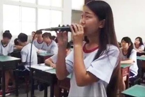 這位女學生在課堂上要演唱「林俊傑的歌」時本來還覺得太困難，但她一開口後…聽到完全出不來了！